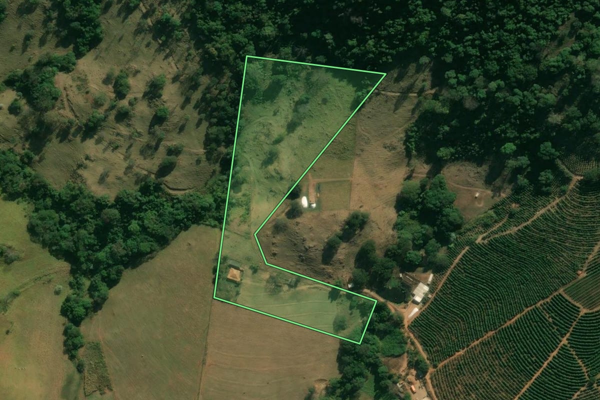 Imagem de satélite do imóvel rural em São João da Boa Vista (SP), com o contorno declarado no CAR desenhado por cima.