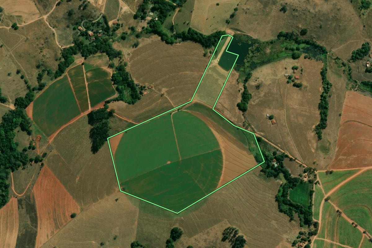 Imagem de satélite do imóvel rural em São João da Boa Vista (SP), com o contorno declarado no CAR desenhado por cima.