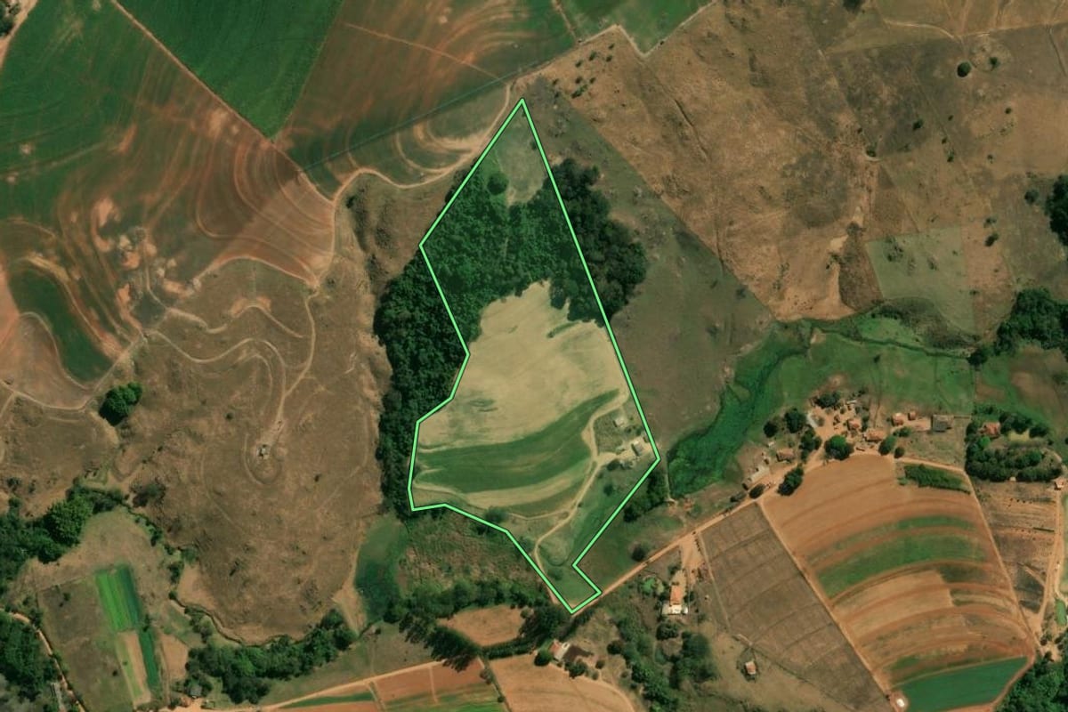 Imagem de satélite do imóvel rural em São João da Boa Vista (SP), com o contorno declarado no CAR desenhado por cima.