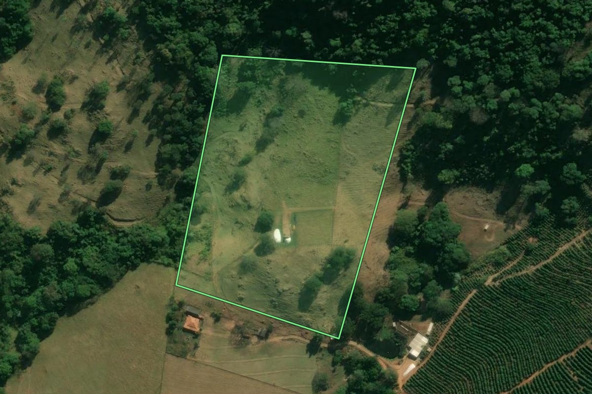 Imagem de satélite do imóvel rural em São João da Boa Vista (SP), com o contorno declarado no CAR desenhado por cima.
