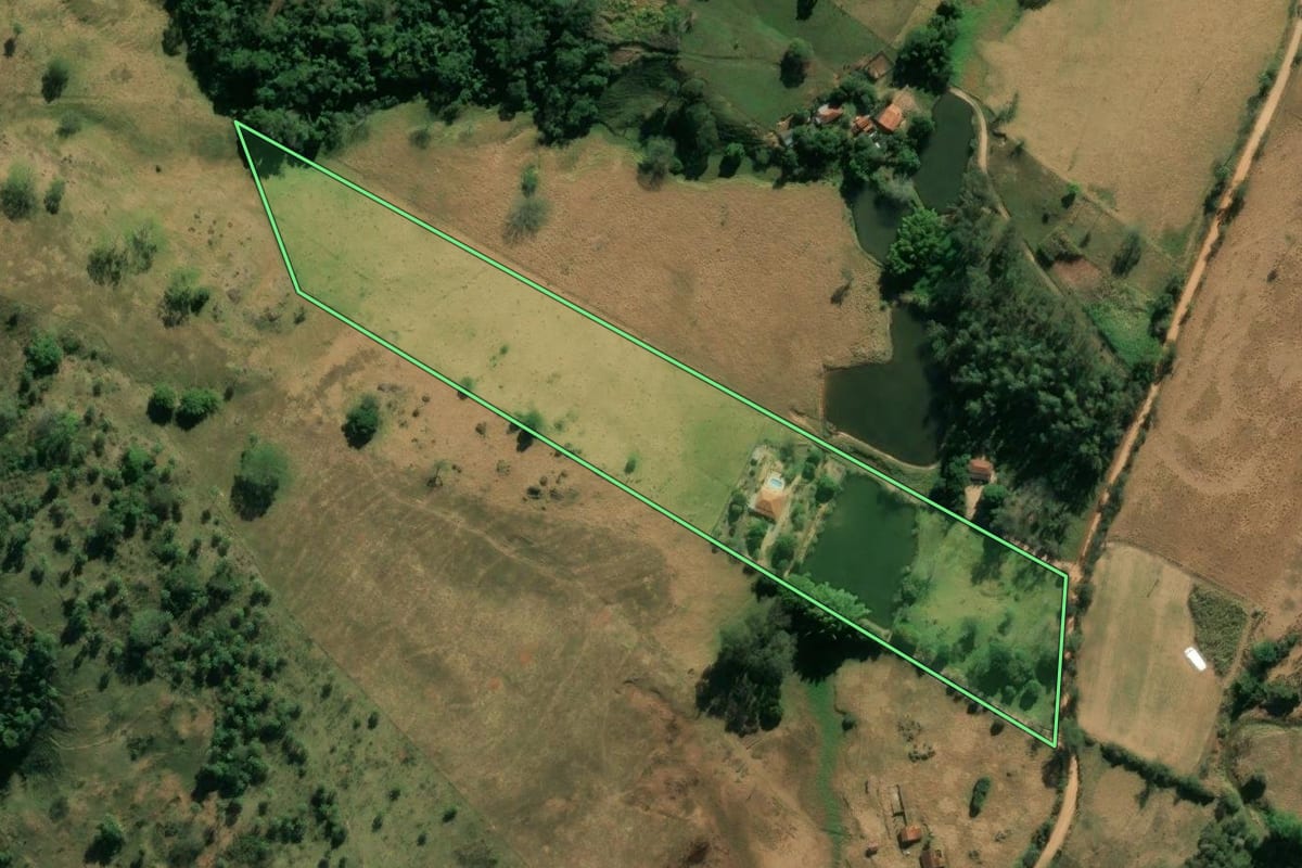 Imagem de satélite do imóvel rural em São João da Boa Vista (SP), com o contorno declarado no CAR desenhado por cima.
