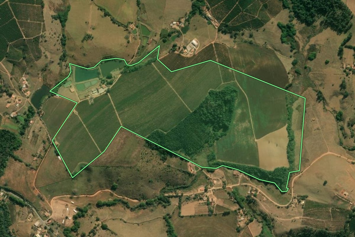 Imagem de satélite do imóvel rural em São João da Boa Vista (SP), com o contorno declarado no CAR desenhado por cima.