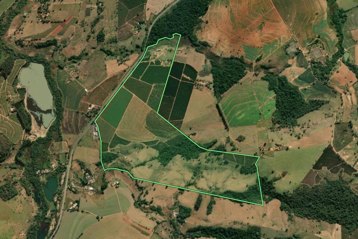 Imagem de satélite do imóvel rural em São João da Boa Vista (SP), com o contorno declarado no CAR desenhado por cima.
