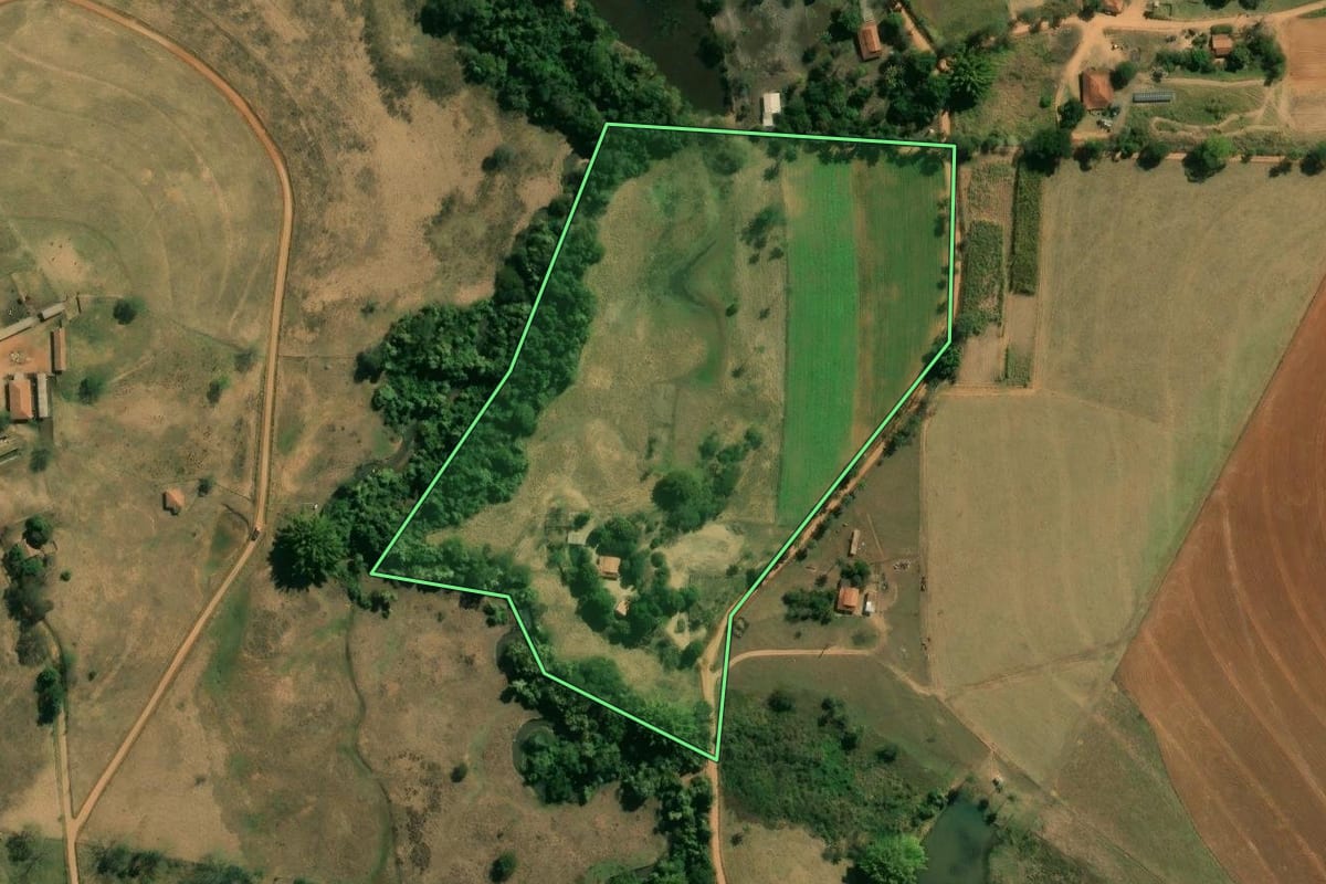 Imagem de satélite do imóvel rural em São João da Boa Vista (SP), com o contorno declarado no CAR desenhado por cima.