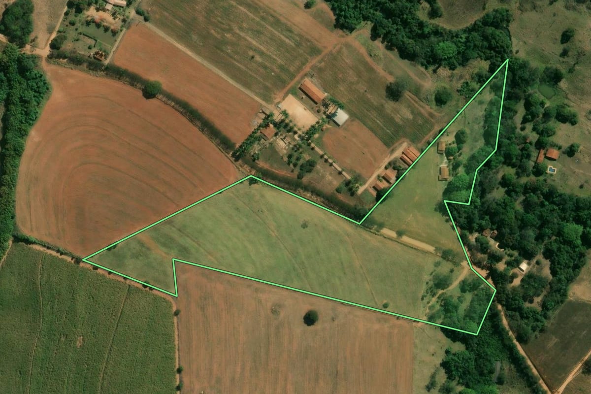 Imagem de satélite do imóvel rural em São João da Boa Vista (SP), com o contorno declarado no CAR desenhado por cima.