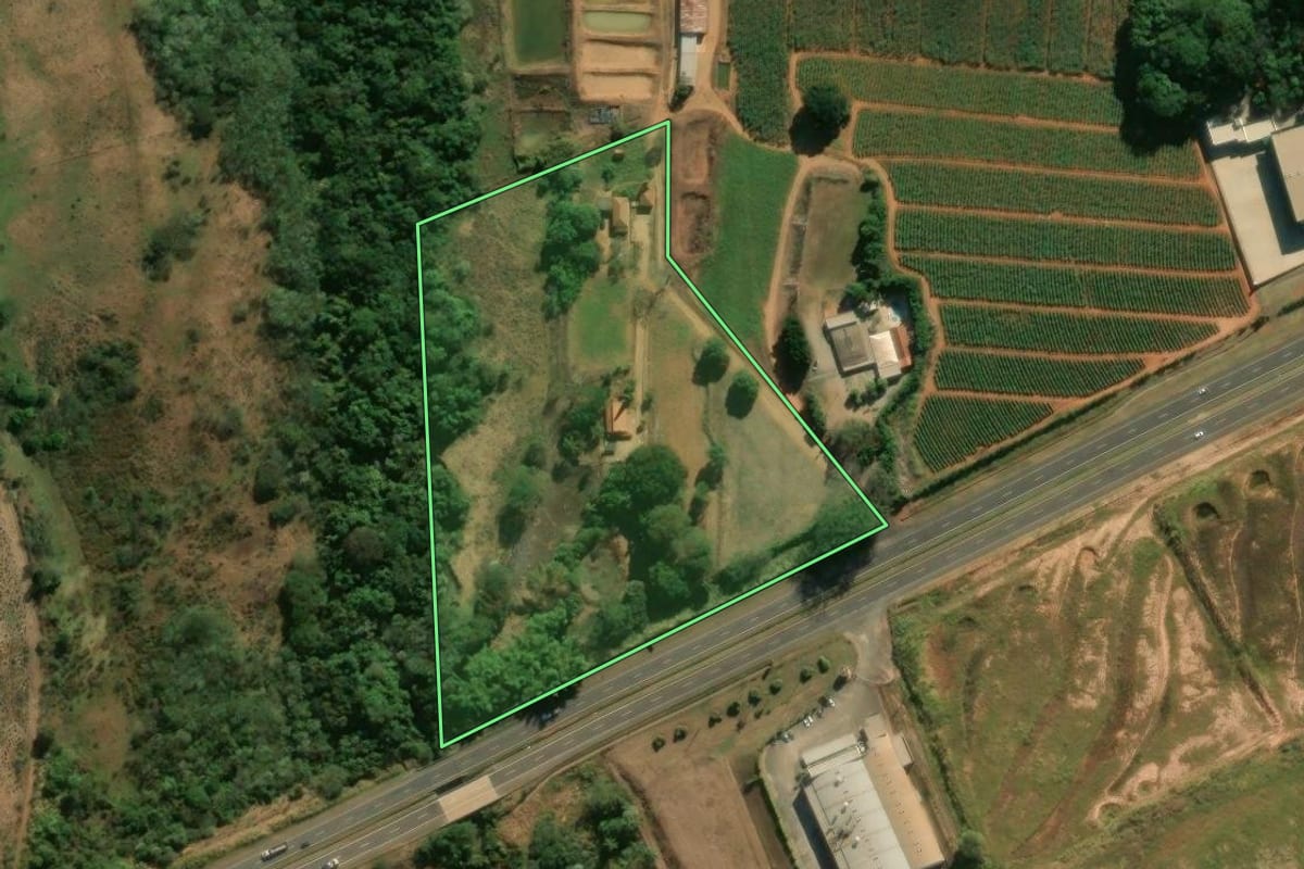 Imagem de satélite do imóvel rural em São João da Boa Vista (SP), com o contorno declarado no CAR desenhado por cima.