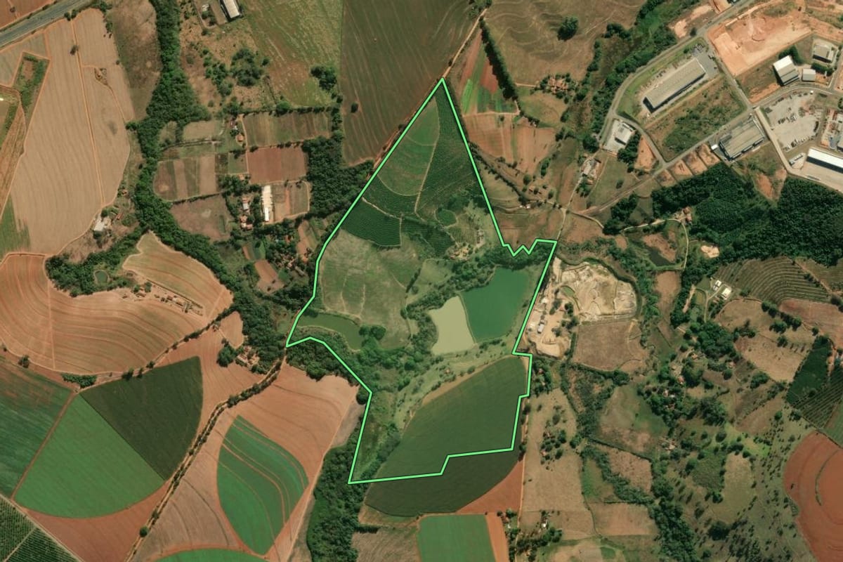 Imagem de satélite do imóvel rural em São João da Boa Vista (SP), com o contorno declarado no CAR desenhado por cima.