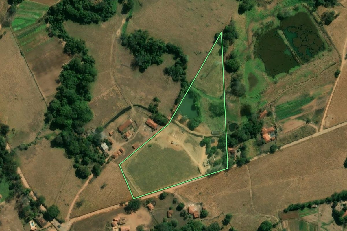 Imagem de satélite do imóvel rural em São João da Boa Vista (SP), com o contorno declarado no CAR desenhado por cima.