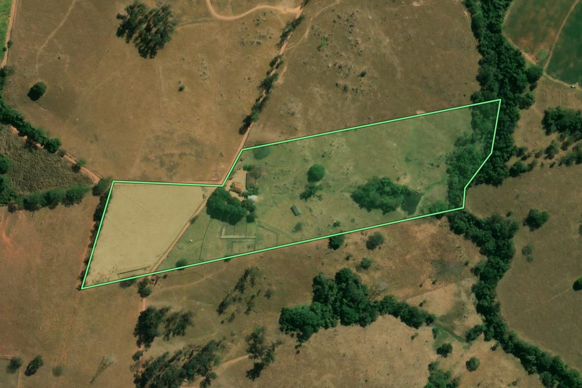 Imagem de satélite do imóvel rural em São João da Boa Vista (SP), com o contorno declarado no CAR desenhado por cima.