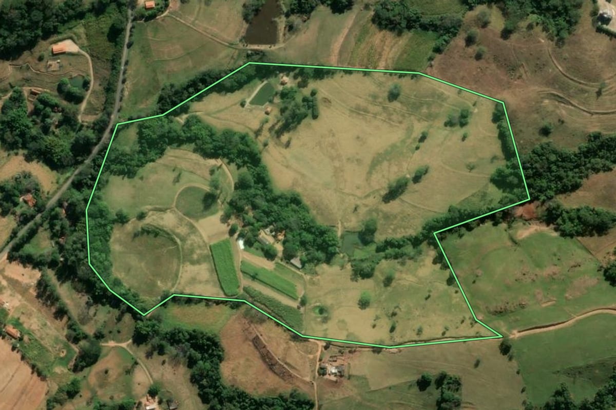 Imagem de satélite do imóvel rural em São João da Boa Vista (SP), com o contorno declarado no CAR desenhado por cima.