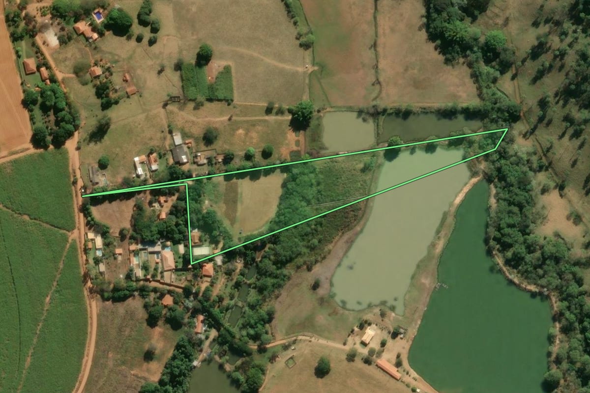 Imagem de satélite do imóvel rural em São João da Boa Vista (SP), com o contorno declarado no CAR desenhado por cima.