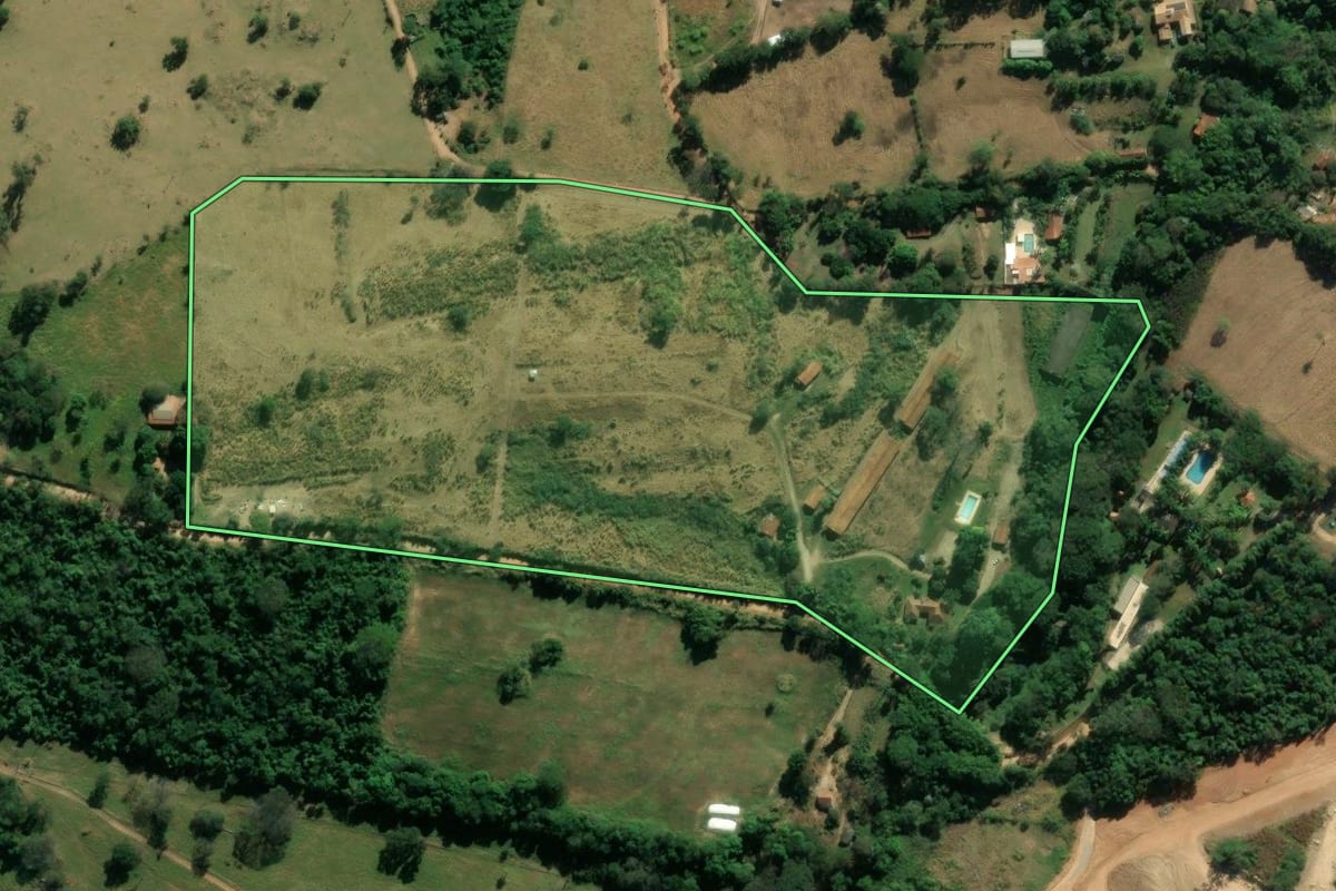Imagem de satélite do imóvel rural em São João da Boa Vista (SP), com o contorno declarado no CAR desenhado por cima.