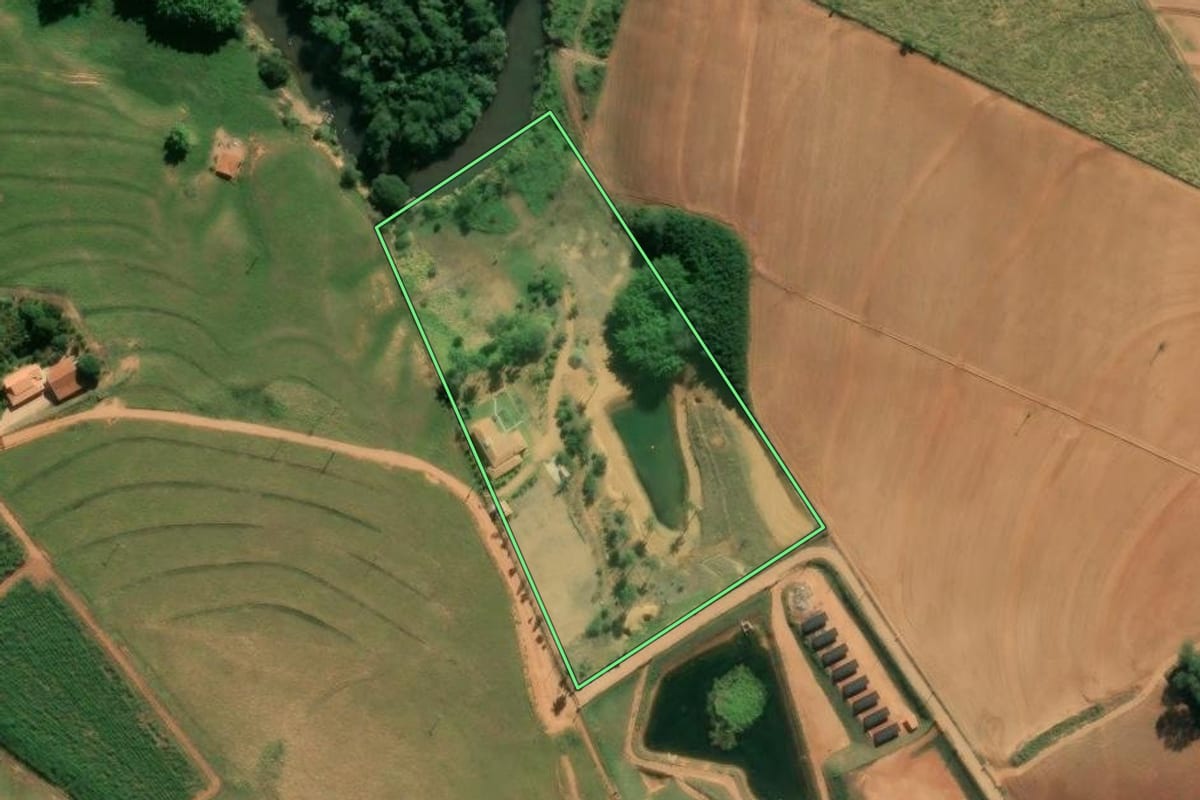 Imagem de satélite do imóvel rural em São João da Boa Vista (SP), com o contorno declarado no CAR desenhado por cima.