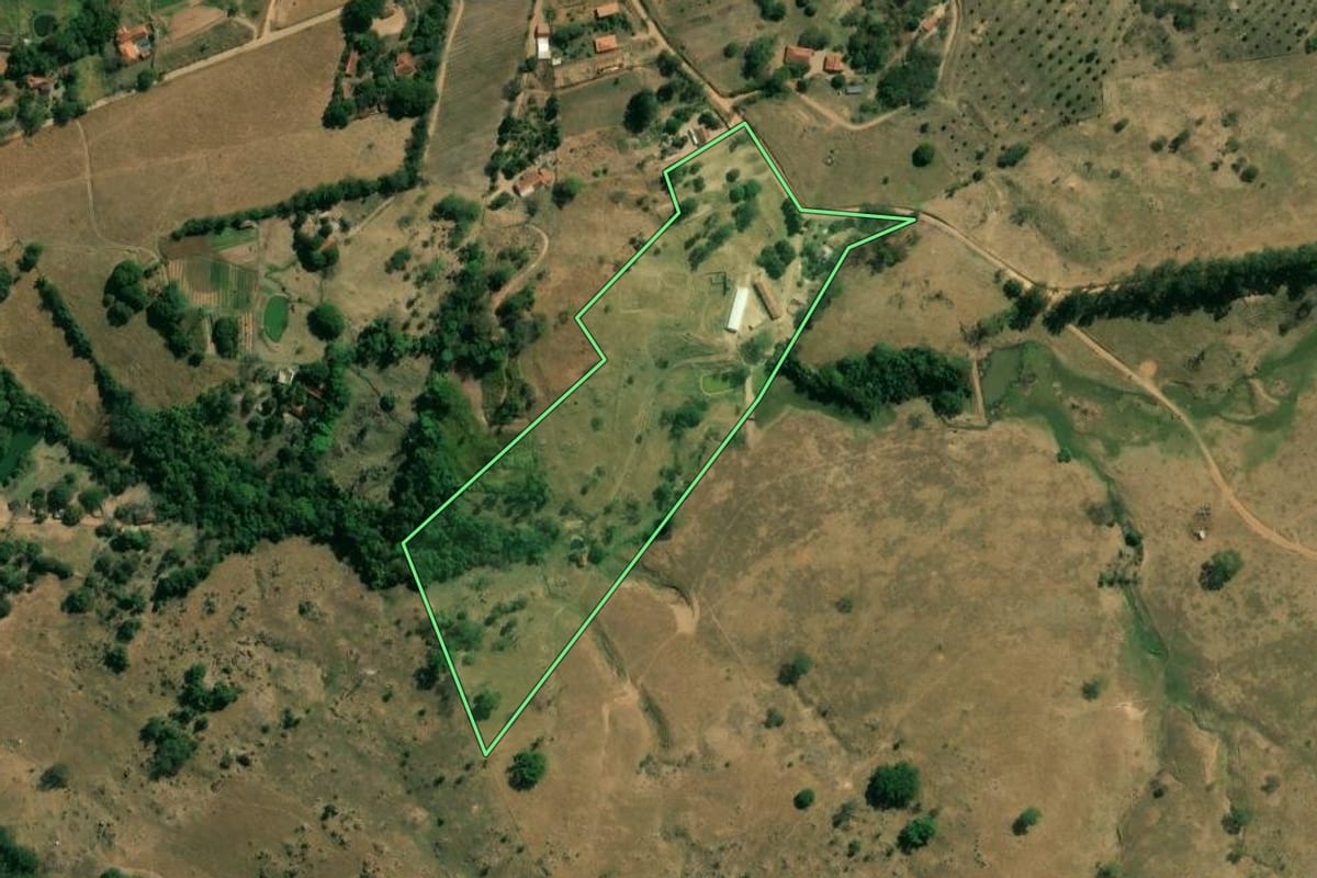 Imagem de satélite do imóvel rural em São João da Boa Vista (SP), com o contorno declarado no CAR desenhado por cima.