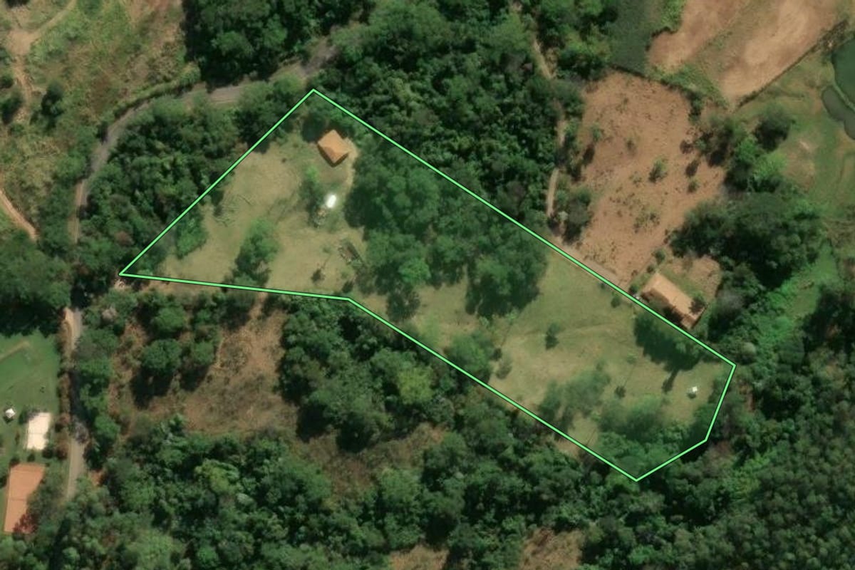Imagem de satélite do imóvel rural em São João da Boa Vista (SP), com o contorno declarado no CAR desenhado por cima.