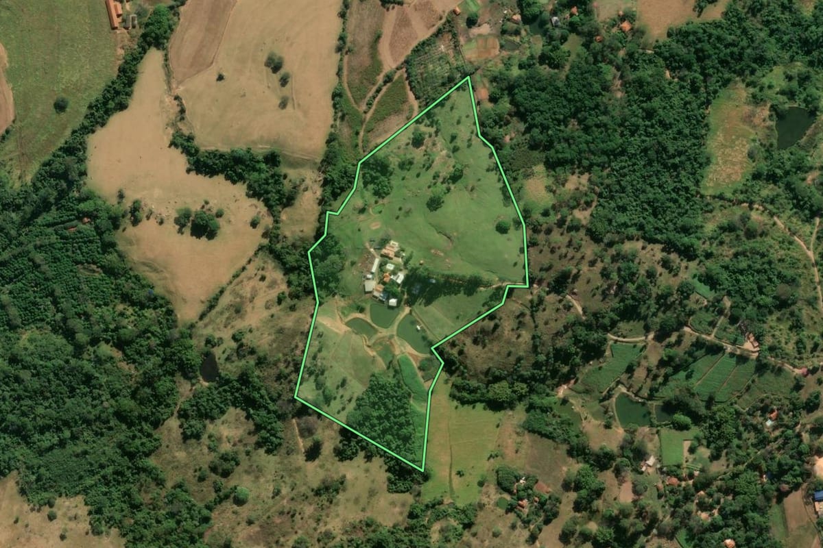 Imagem de satélite do imóvel rural em São João da Boa Vista (SP), com o contorno declarado no CAR desenhado por cima.