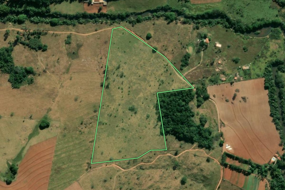 Imagem de satélite do imóvel rural em São João da Boa Vista (SP), com o contorno declarado no CAR desenhado por cima.