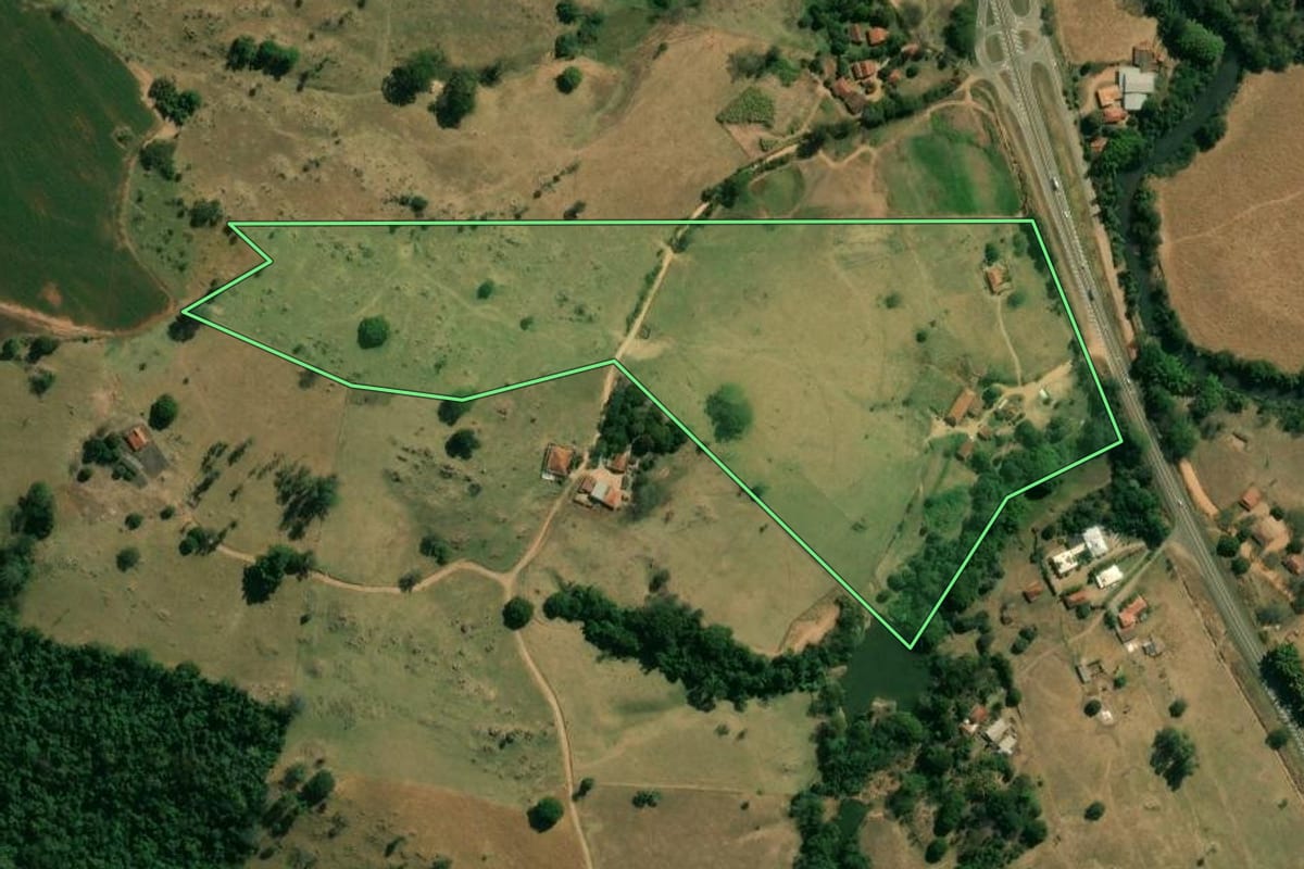 Imagem de satélite do imóvel rural em São João da Boa Vista (SP), com o contorno declarado no CAR desenhado por cima.