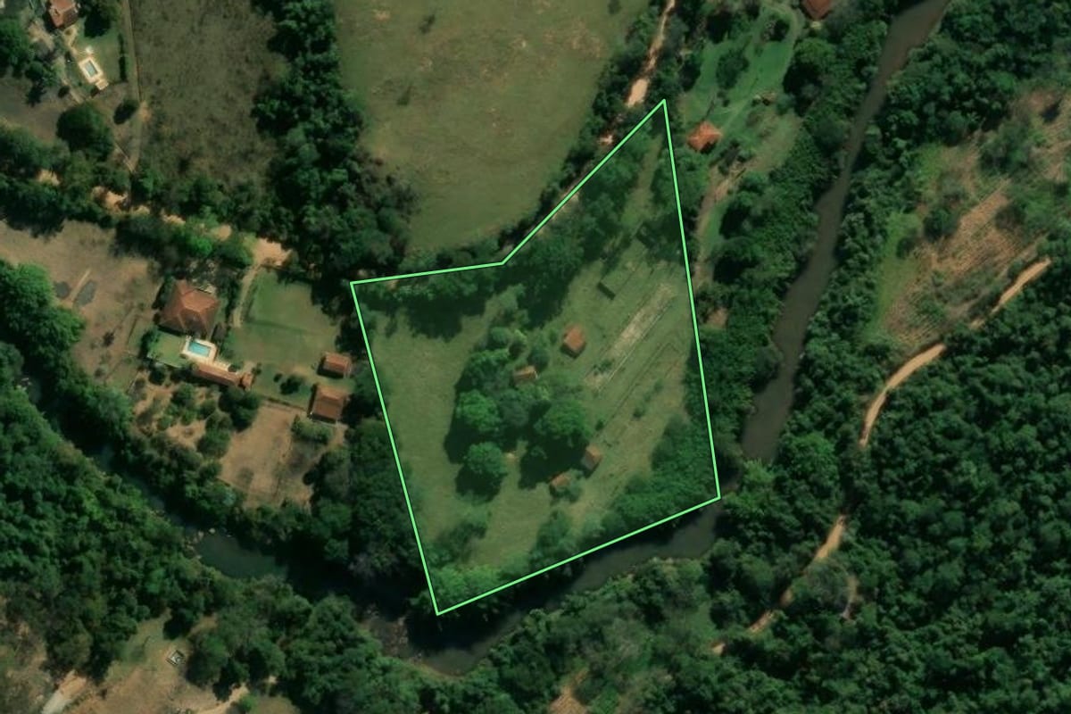 Imagem de satélite do imóvel rural em São João da Boa Vista (SP), com o contorno declarado no CAR desenhado por cima.