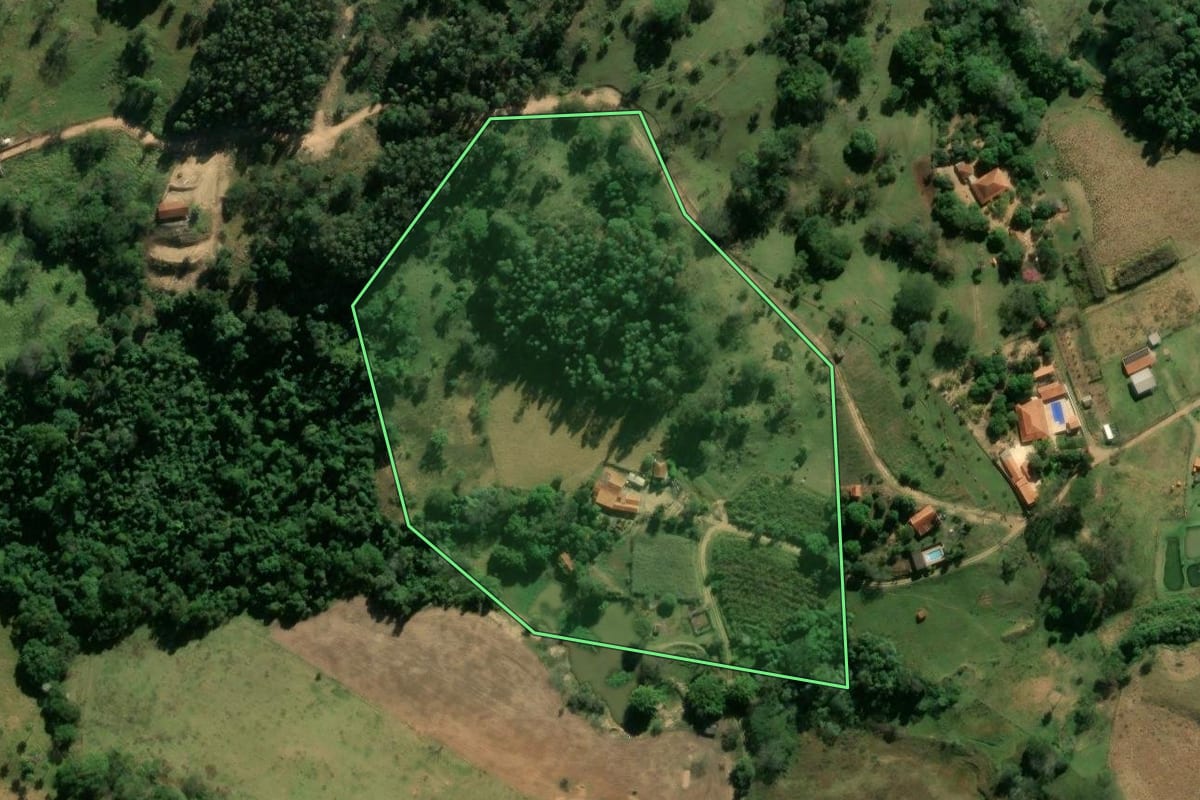 Imagem de satélite do imóvel rural em São João da Boa Vista (SP), com o contorno declarado no CAR desenhado por cima.