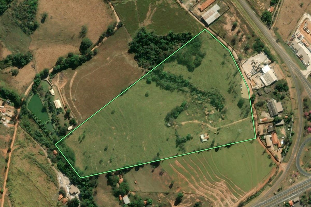 Imagem de satélite do imóvel rural em São João da Boa Vista (SP), com o contorno declarado no CAR desenhado por cima.