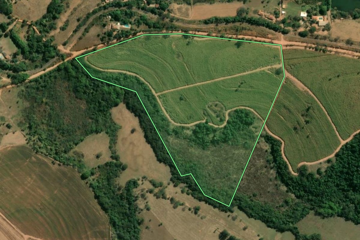 Imagem de satélite do imóvel rural em São João da Boa Vista (SP), com o contorno declarado no CAR desenhado por cima.