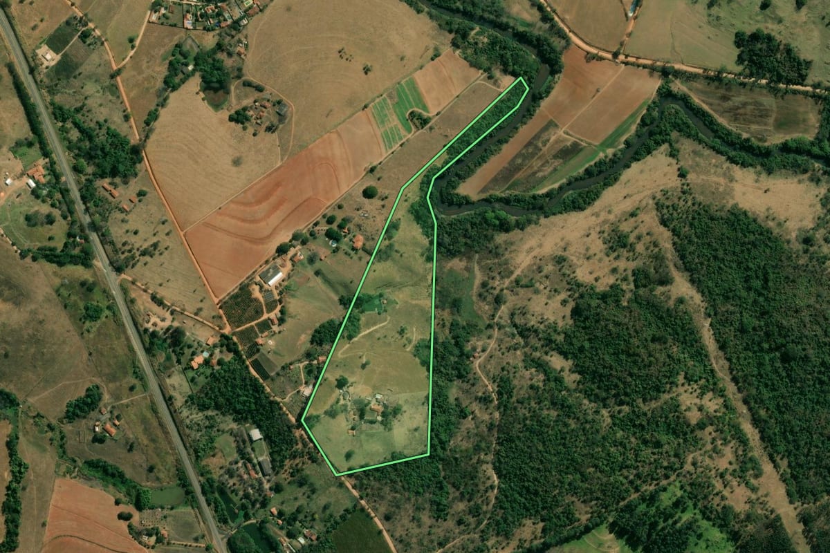 Imagem de satélite do imóvel rural em São João da Boa Vista (SP), com o contorno declarado no CAR desenhado por cima.