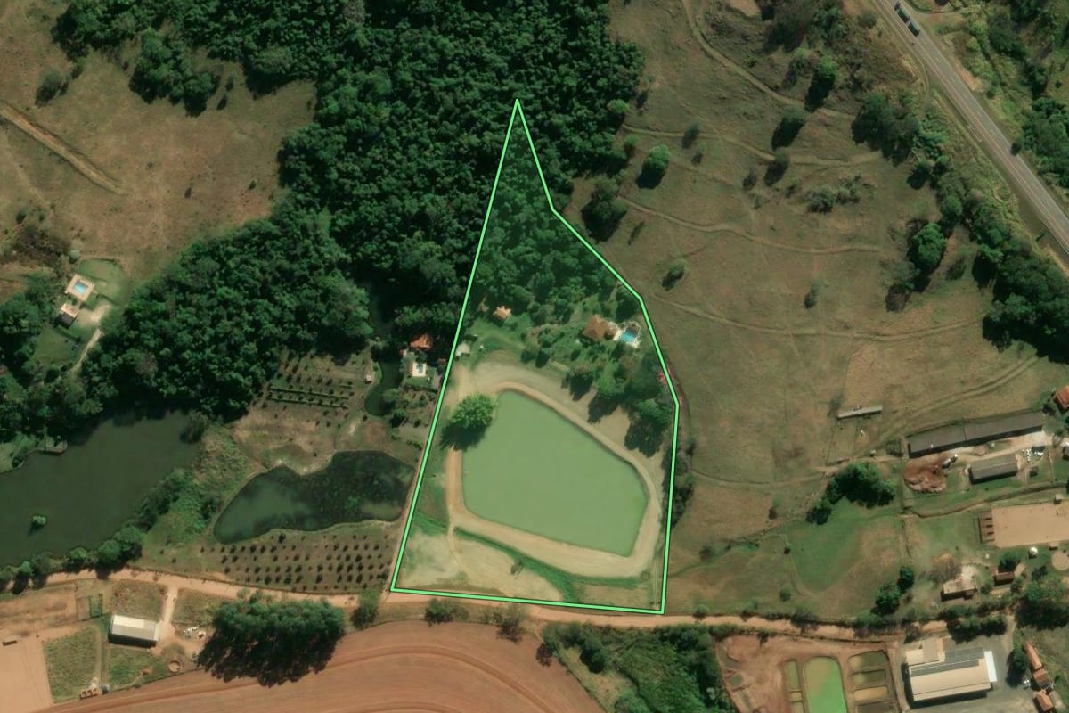 Imagem de satélite do imóvel rural em São João da Boa Vista (SP), com o contorno declarado no CAR desenhado por cima.