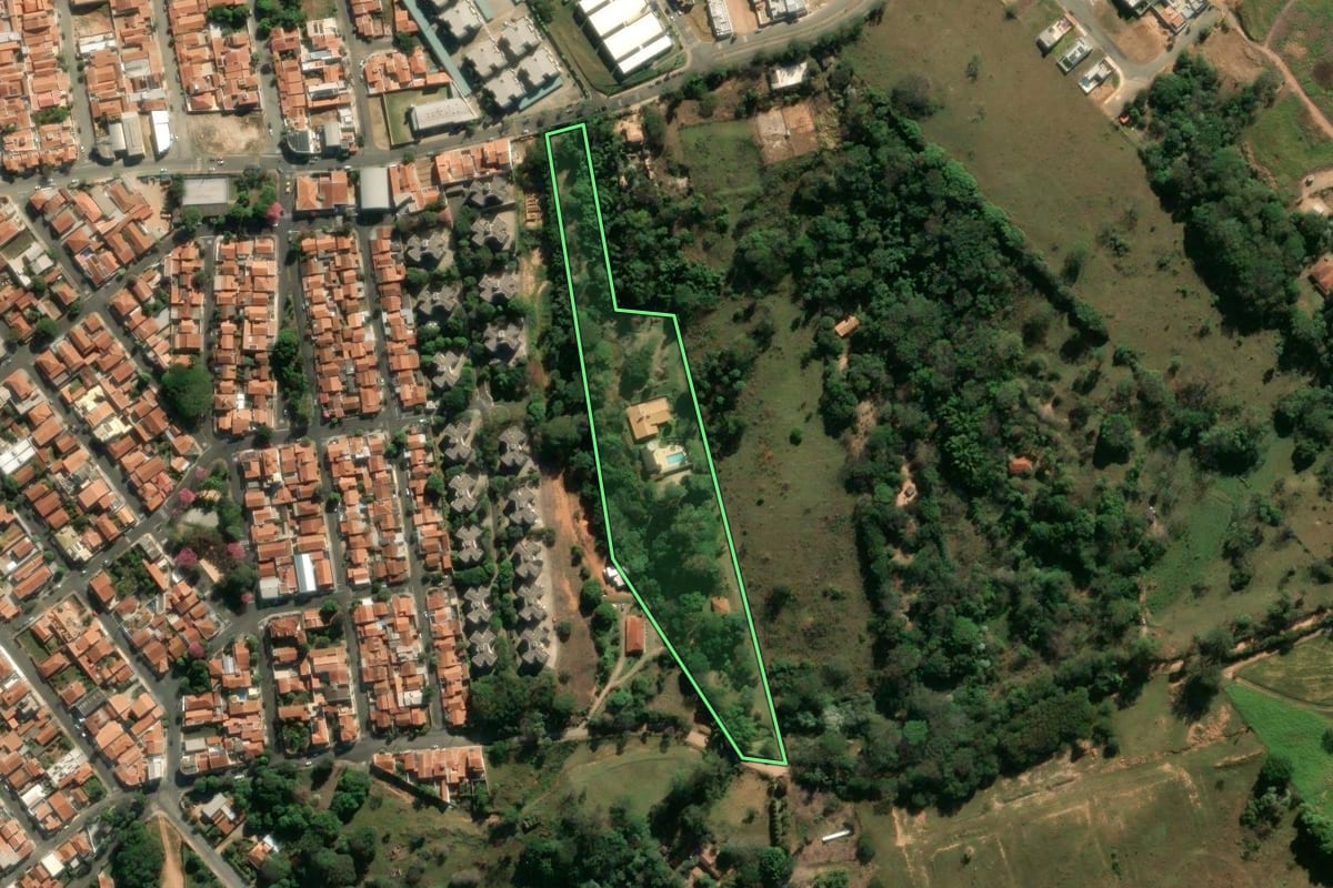 Imagem de satélite do imóvel rural em São João da Boa Vista (SP), com o contorno declarado no CAR desenhado por cima.