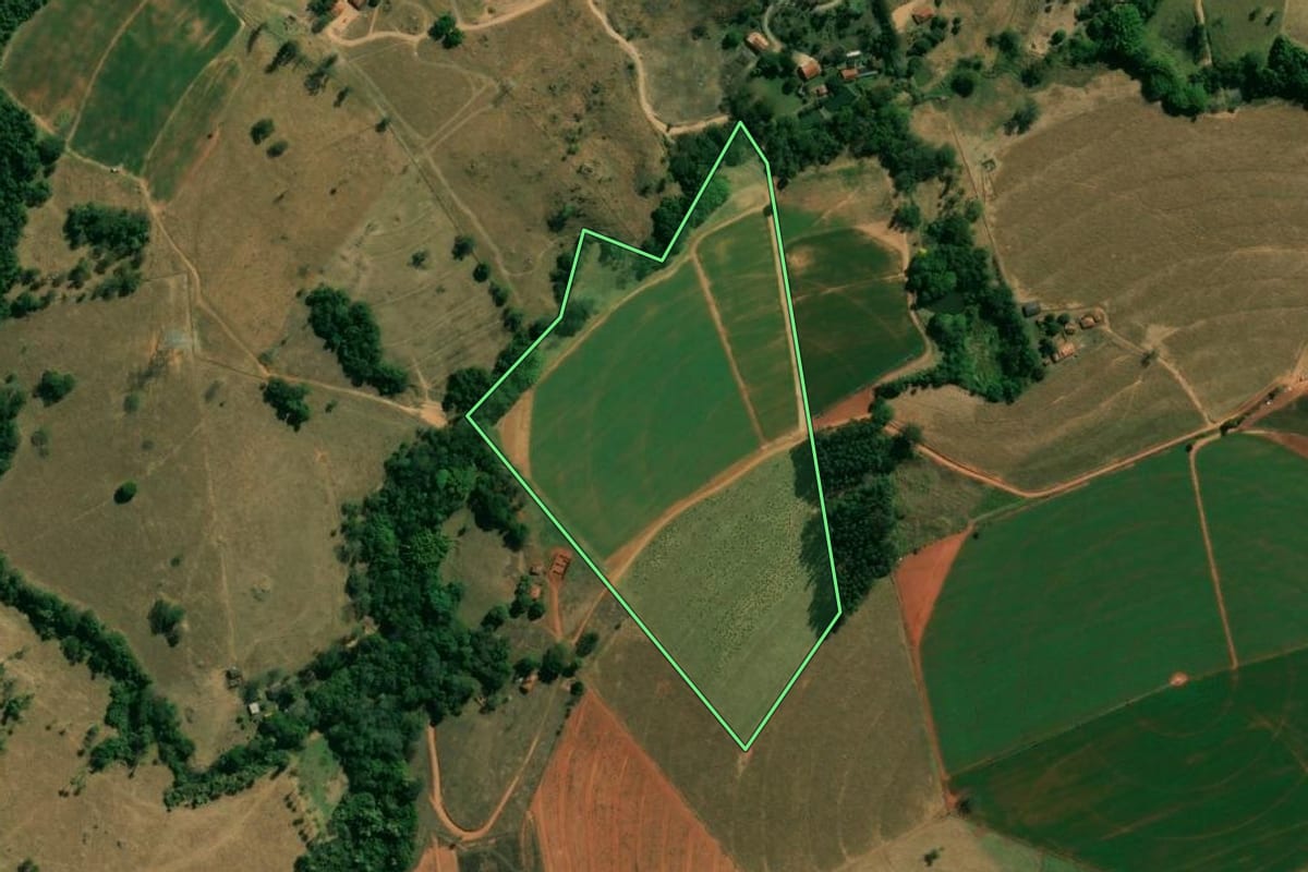 Imagem de satélite do imóvel rural em São João da Boa Vista (SP), com o contorno declarado no CAR desenhado por cima.