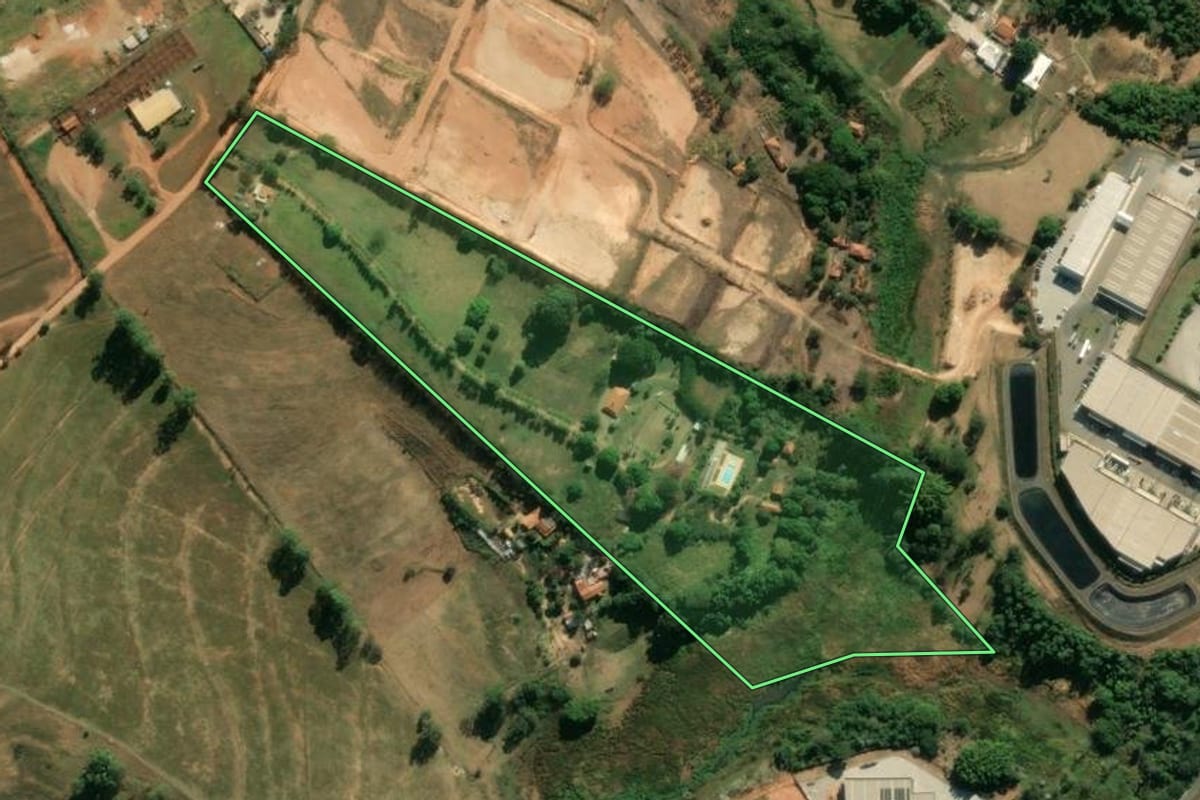 Imagem de satélite do imóvel rural em São João da Boa Vista (SP), com o contorno declarado no CAR desenhado por cima.