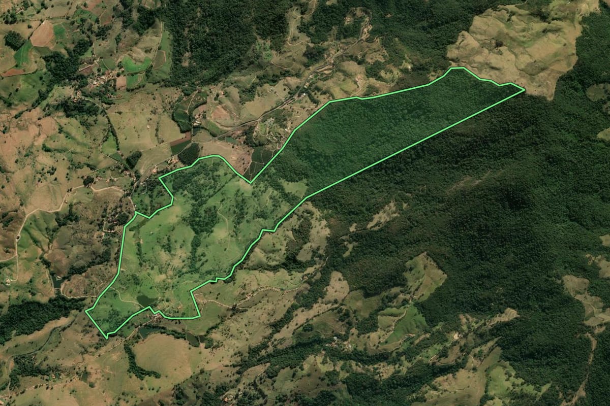Imagem de satélite do imóvel rural em São João da Boa Vista (SP), com o contorno declarado no CAR desenhado por cima.