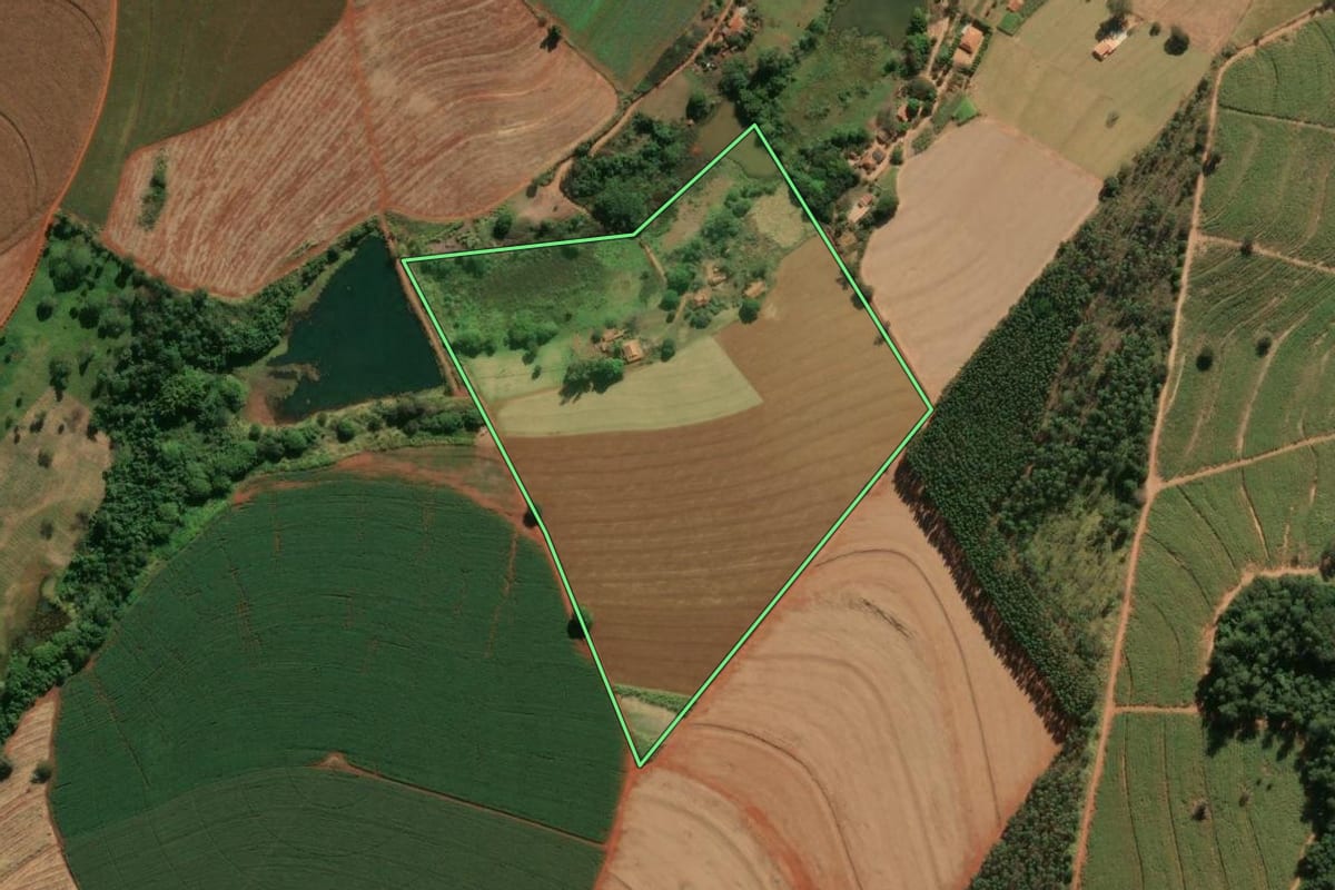 Imagem de satélite do imóvel rural em São João da Boa Vista (SP), com o contorno declarado no CAR desenhado por cima.