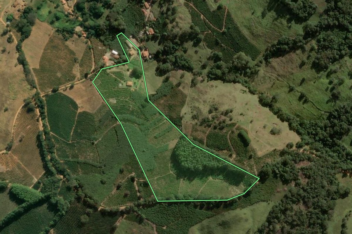 Imagem de satélite do imóvel rural em São João da Boa Vista (SP), com o contorno declarado no CAR desenhado por cima.