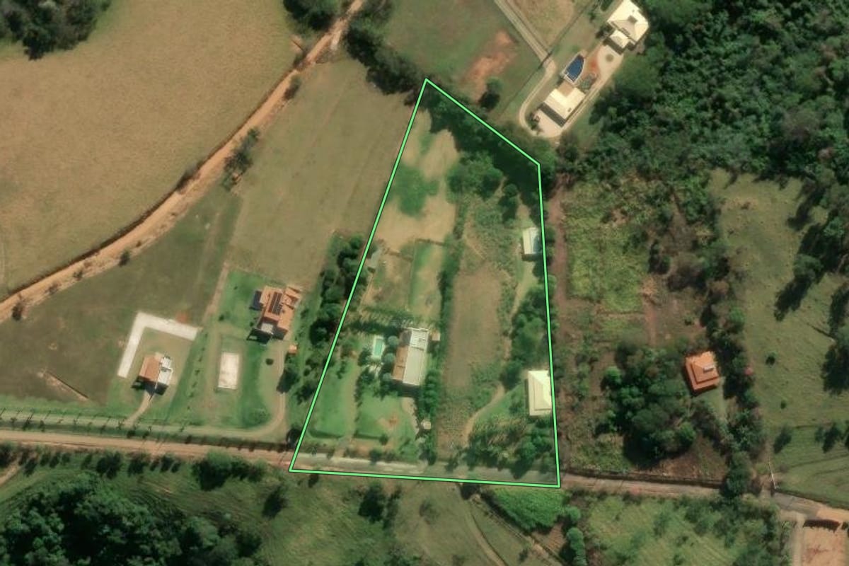 Imagem de satélite do imóvel rural em São João da Boa Vista (SP), com o contorno declarado no CAR desenhado por cima.