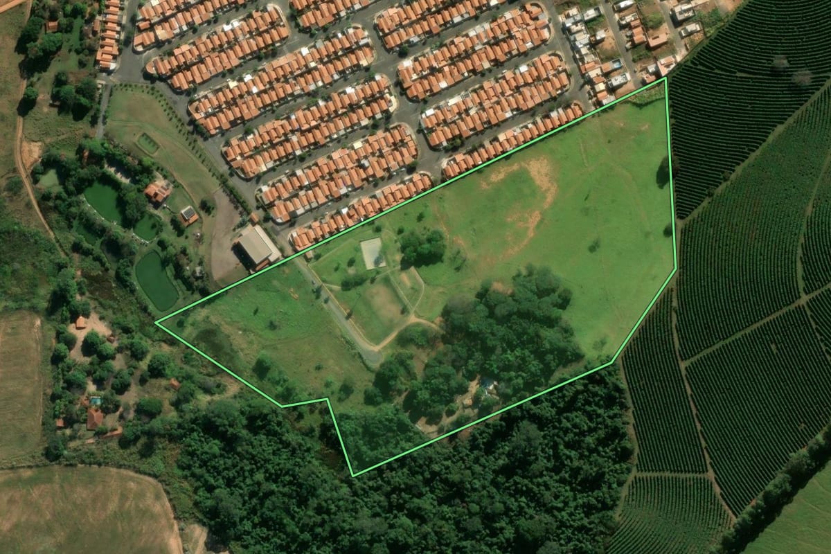 Imagem de satélite do imóvel rural em São João da Boa Vista (SP), com o contorno declarado no CAR desenhado por cima.