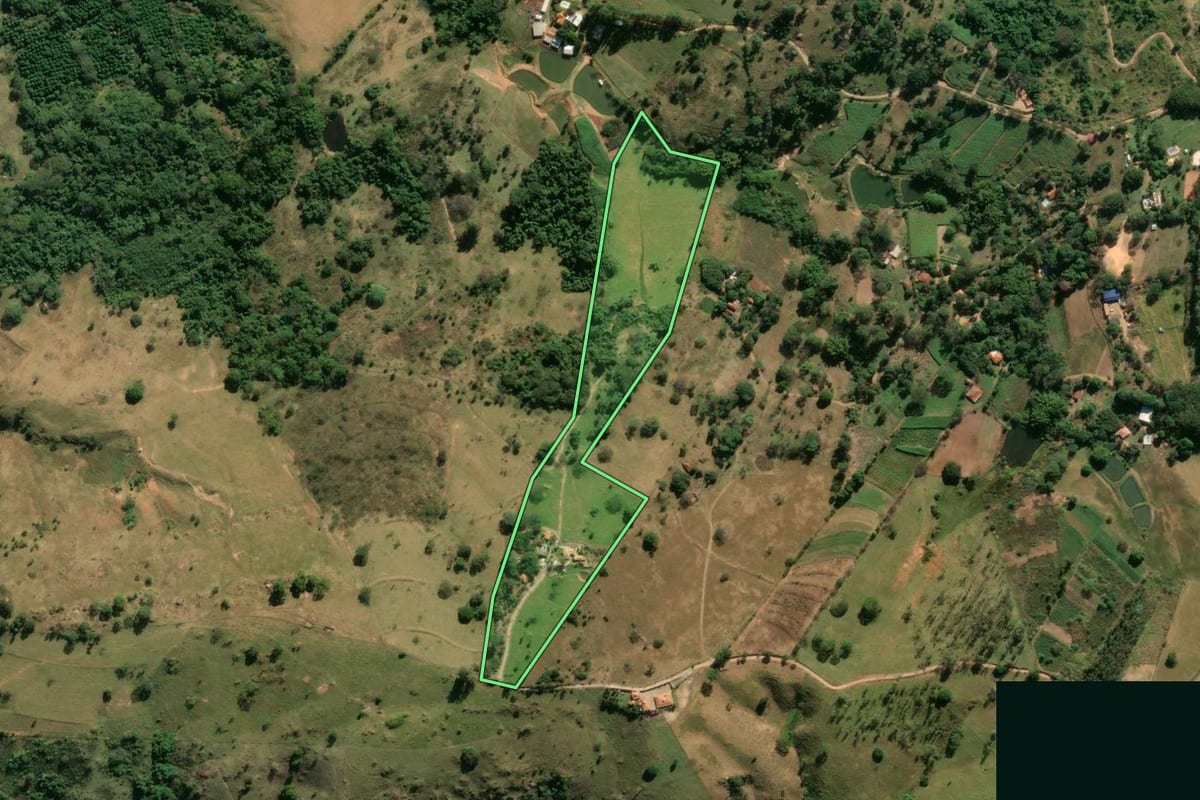 Imagem de satélite do imóvel rural em São João da Boa Vista (SP), com o contorno declarado no CAR desenhado por cima.