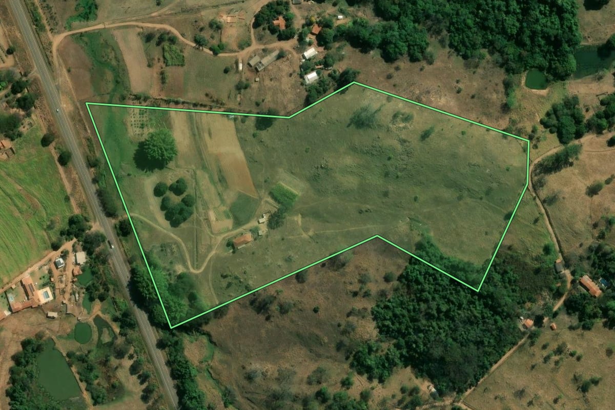 Imagem de satélite do imóvel rural em São João da Boa Vista (SP), com o contorno declarado no CAR desenhado por cima.