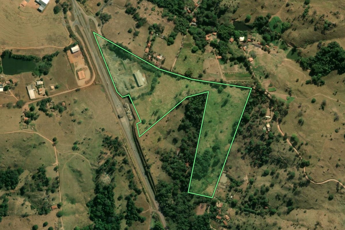 Imagem de satélite do imóvel rural em São João da Boa Vista (SP), com o contorno declarado no CAR desenhado por cima.