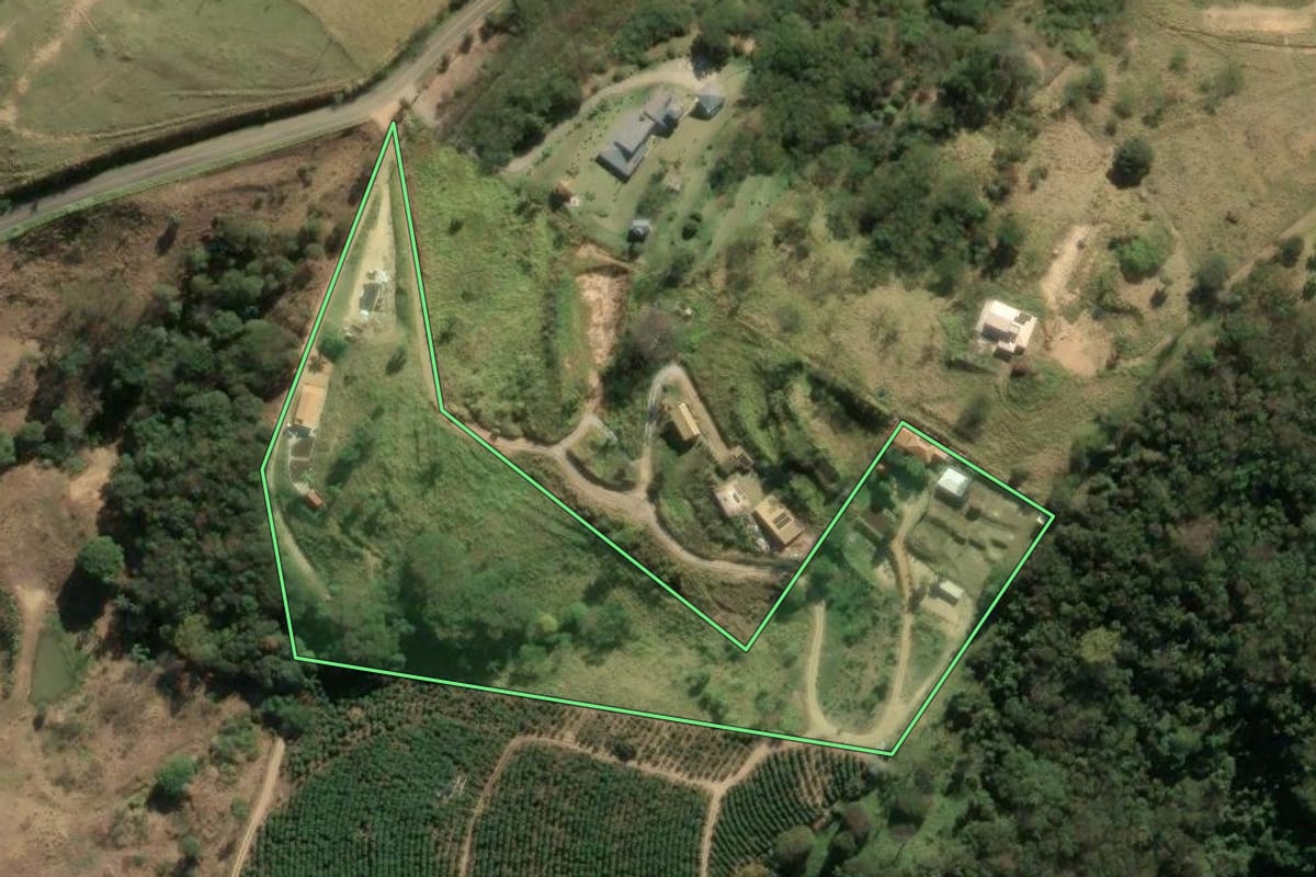 Imagem de satélite do imóvel rural em São João da Boa Vista (SP), com o contorno declarado no CAR desenhado por cima.