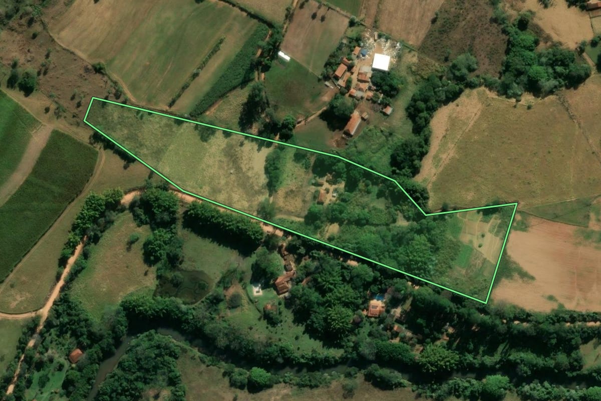 Imagem de satélite do imóvel rural em São João da Boa Vista (SP), com o contorno declarado no CAR desenhado por cima.