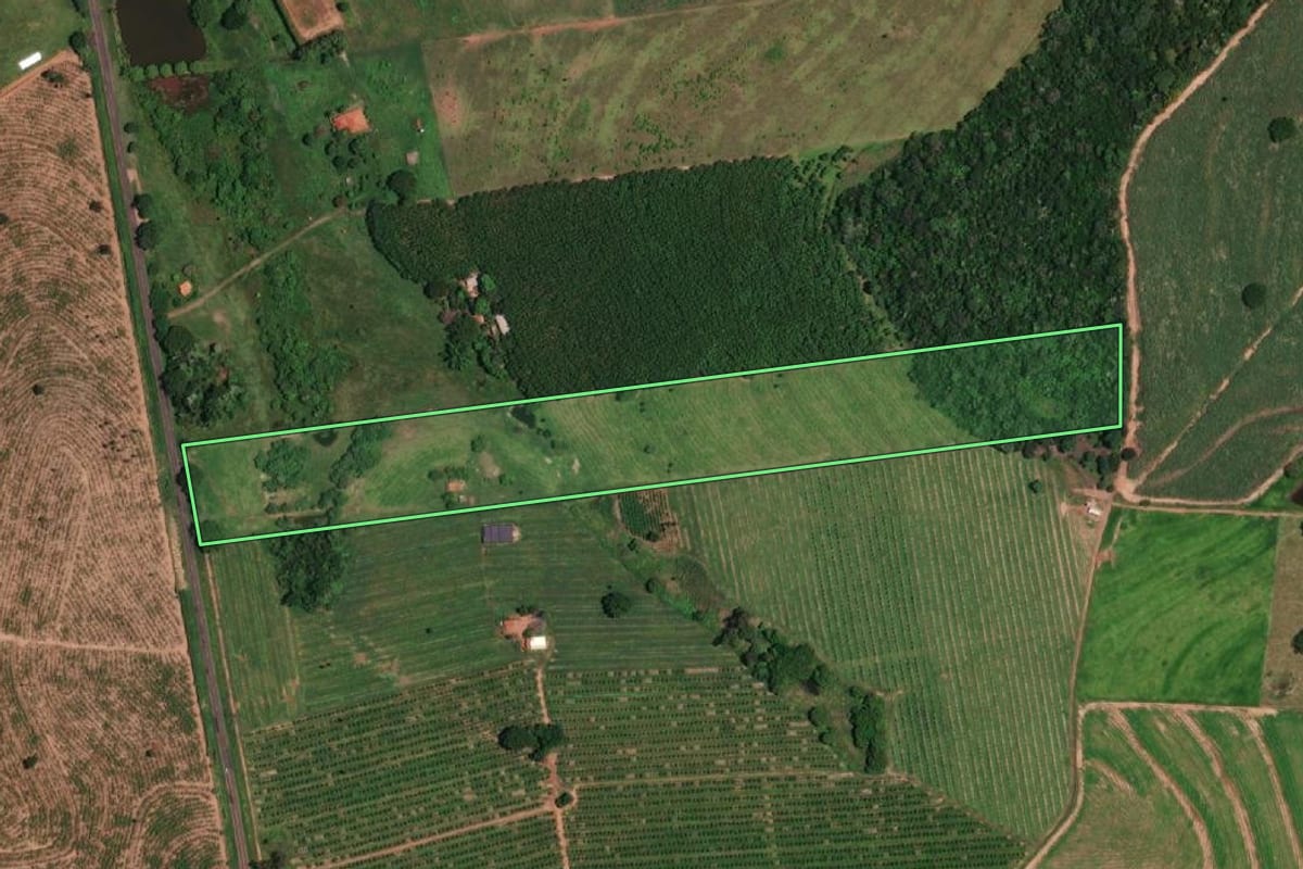 Imagem de satélite do imóvel rural em São João das Duas Pontes (SP), com o contorno declarado no CAR desenhado por cima.