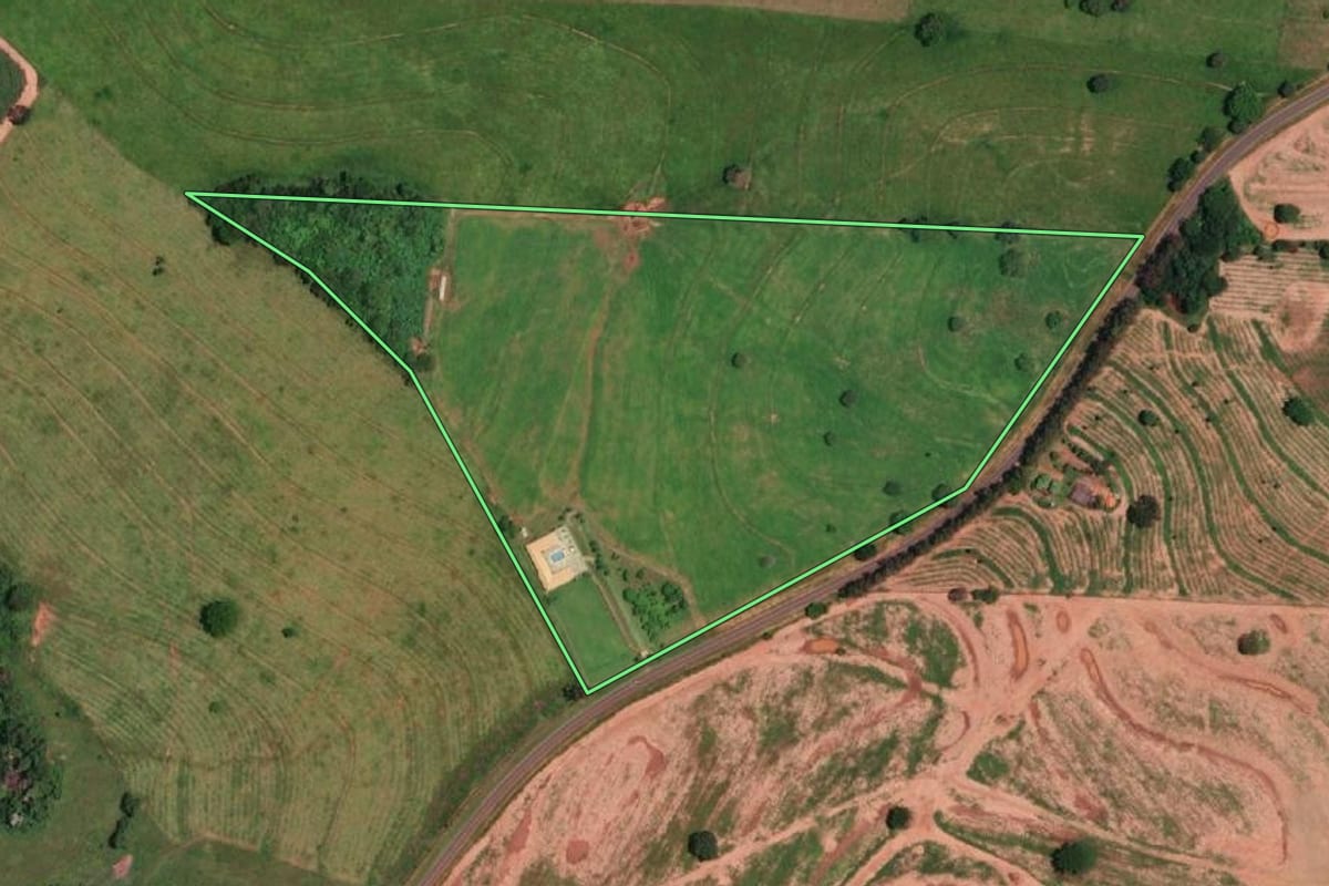 Imagem de satélite do imóvel rural em São João das Duas Pontes (SP), com o contorno declarado no CAR desenhado por cima.