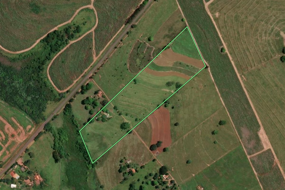 Imagem de satélite do imóvel rural em São João das Duas Pontes (SP), com o contorno declarado no CAR desenhado por cima.