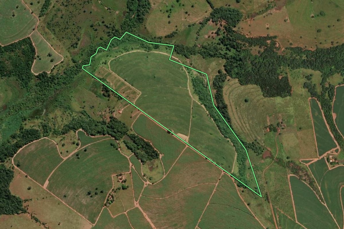 Imagem de satélite do imóvel rural em São João das Duas Pontes (SP), com o contorno declarado no CAR desenhado por cima.