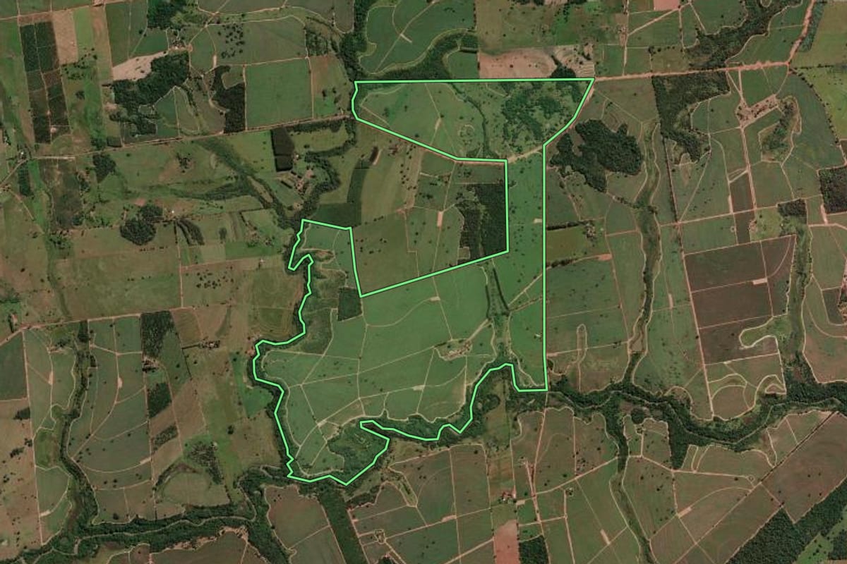 Imagem de satélite do imóvel rural em São João das Duas Pontes (SP), com o contorno declarado no CAR desenhado por cima.