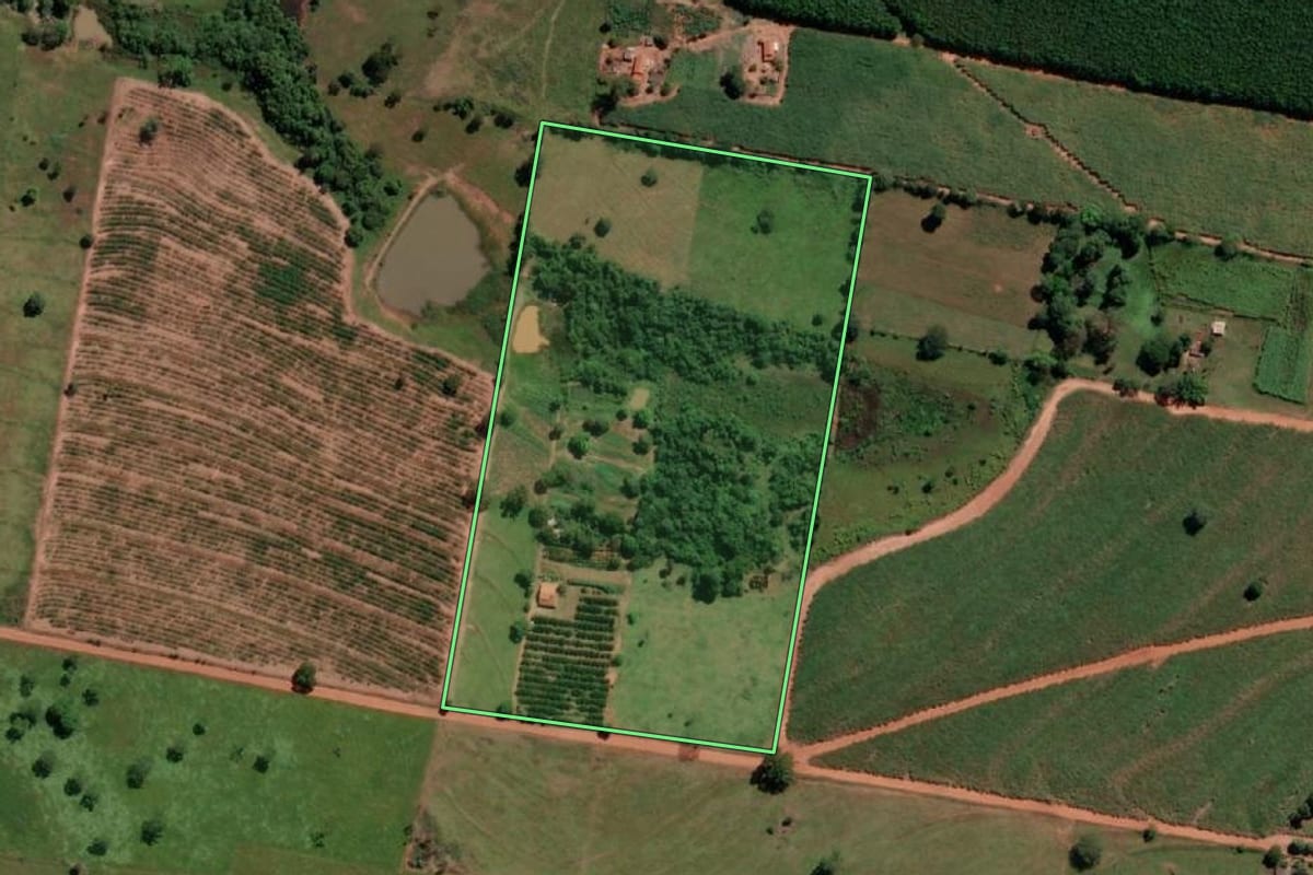 Imagem de satélite do imóvel rural em São João das Duas Pontes (SP), com o contorno declarado no CAR desenhado por cima.