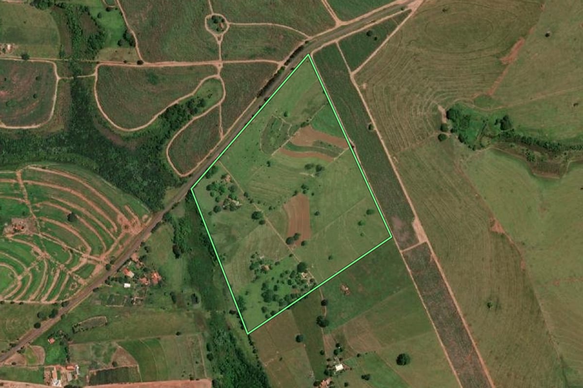 Imagem de satélite do imóvel rural em São João das Duas Pontes (SP), com o contorno declarado no CAR desenhado por cima.