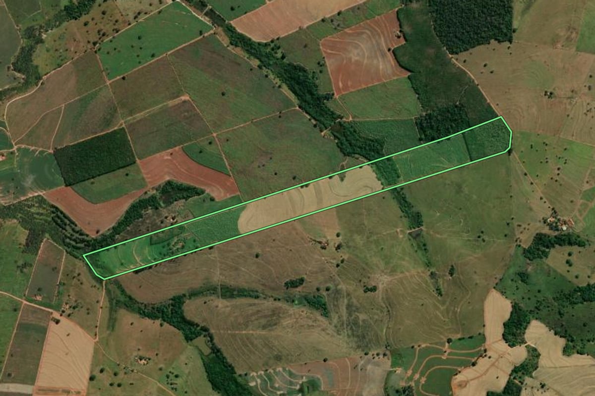 Imagem de satélite do imóvel rural em General Salgado (SP), com o contorno declarado no CAR desenhado por cima.