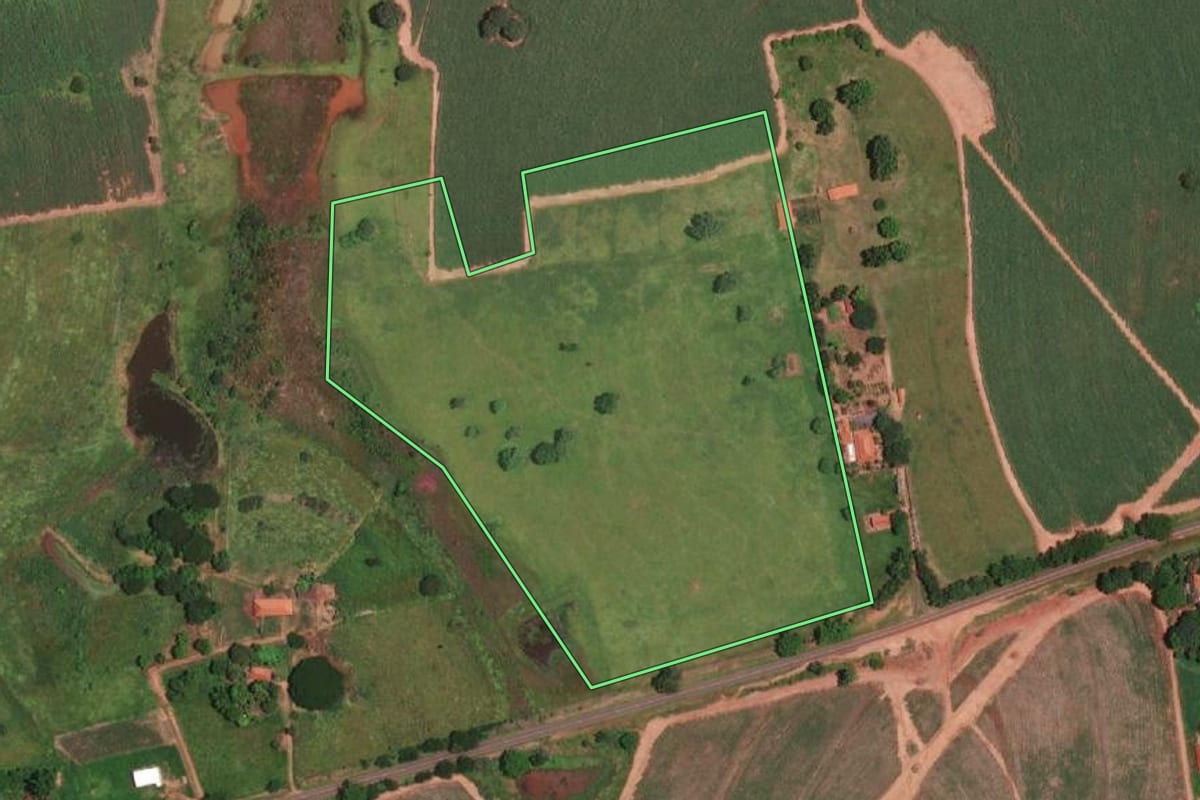Imagem de satélite do imóvel rural em São João de Iracema (SP), com o contorno declarado no CAR desenhado por cima.